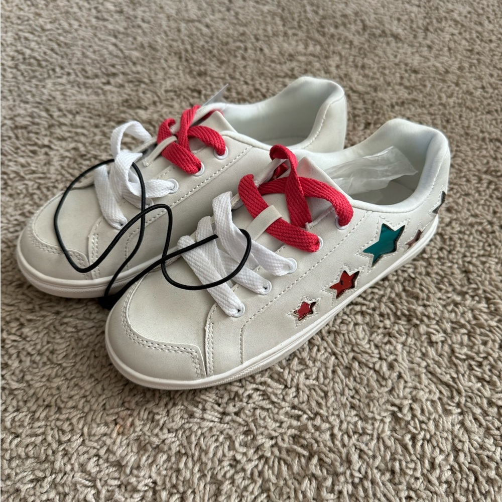 Kids White Sneakers size 1, New